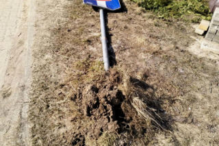 Nie zaciągnął ręcznego, auto stoczyło się i wjechało w siłownię