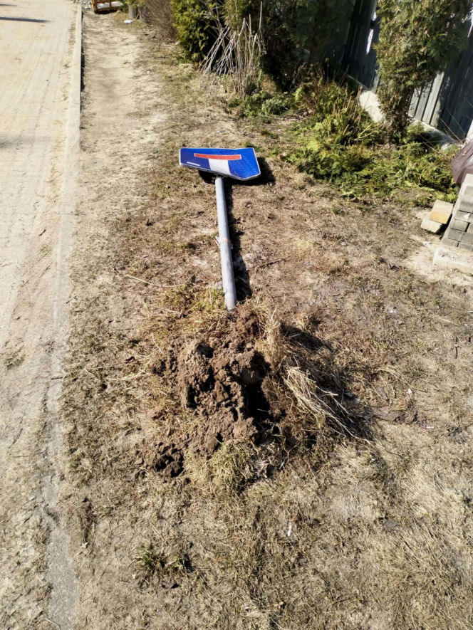 Nie zaciągnął ręcznego, auto stoczyło się i wjechało w siłownię