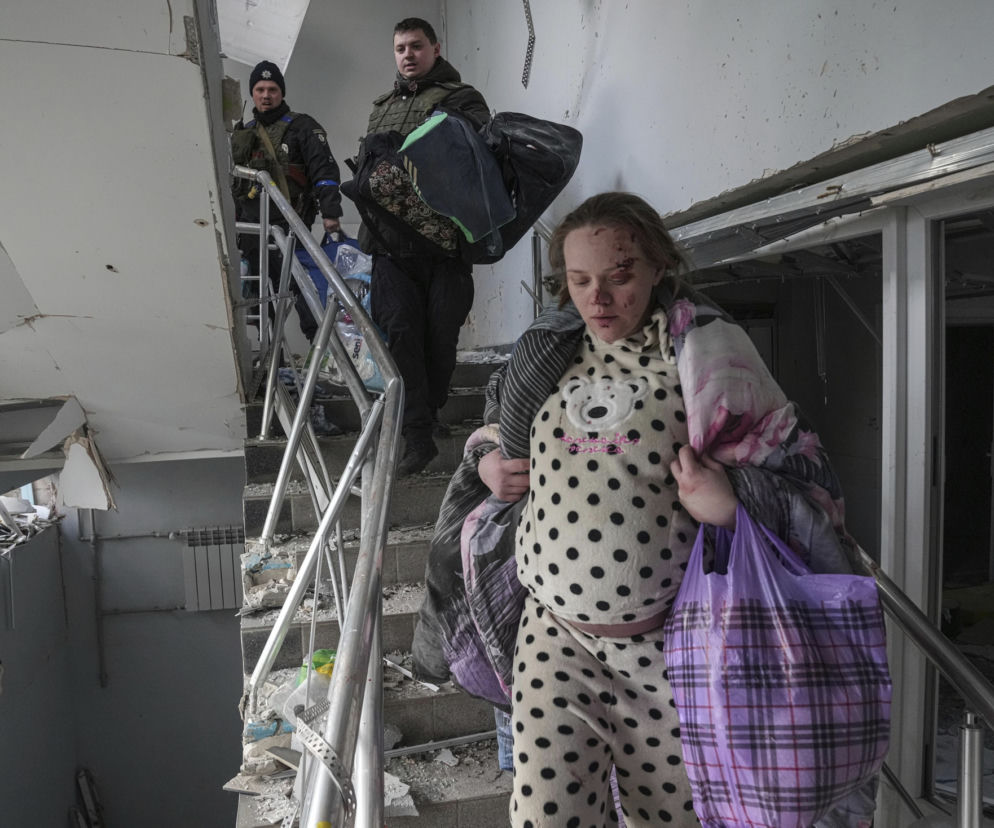 W ciąży uciekała z bombardowanego szpitala w Mariupolu. Teraz mówi, że ataku nie było. Jest zakładniczką?