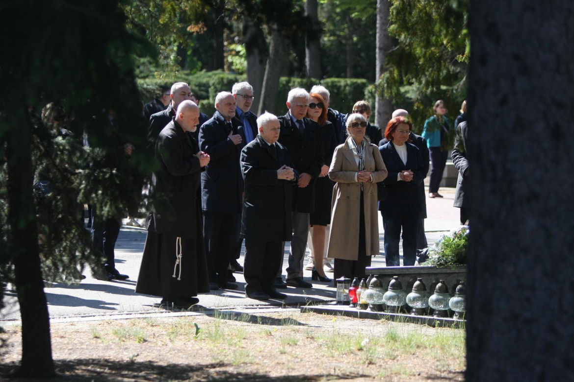 Jarosław Kaczyński na cmentarzu nie był sam. Pewna kobieta nie odstępowała go na krok