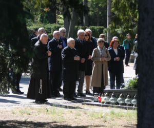 Jarosław Kaczyński na cmentarzu nie był sam. Pewna kobieta nie odstępowała go na krok
