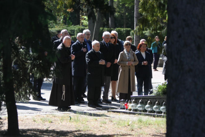 Jarosław Kaczyński na cmentarzu nie był sam. Pewna kobieta nie odstępowała go na krok