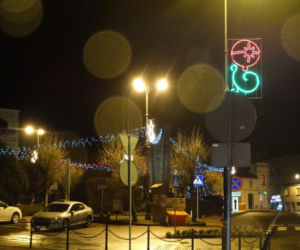 Iluminacja świąteczna Sępólna Krajeńskiego została powieszona do góry nogami.