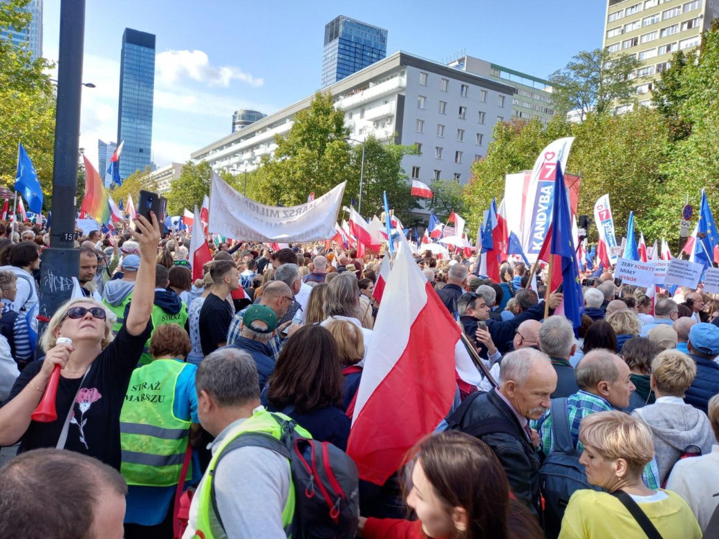 Ruszył Marsz Miliona Serc! Ogromne tłumy Polaków na ulicach Warszawy [ZDJĘCIA]