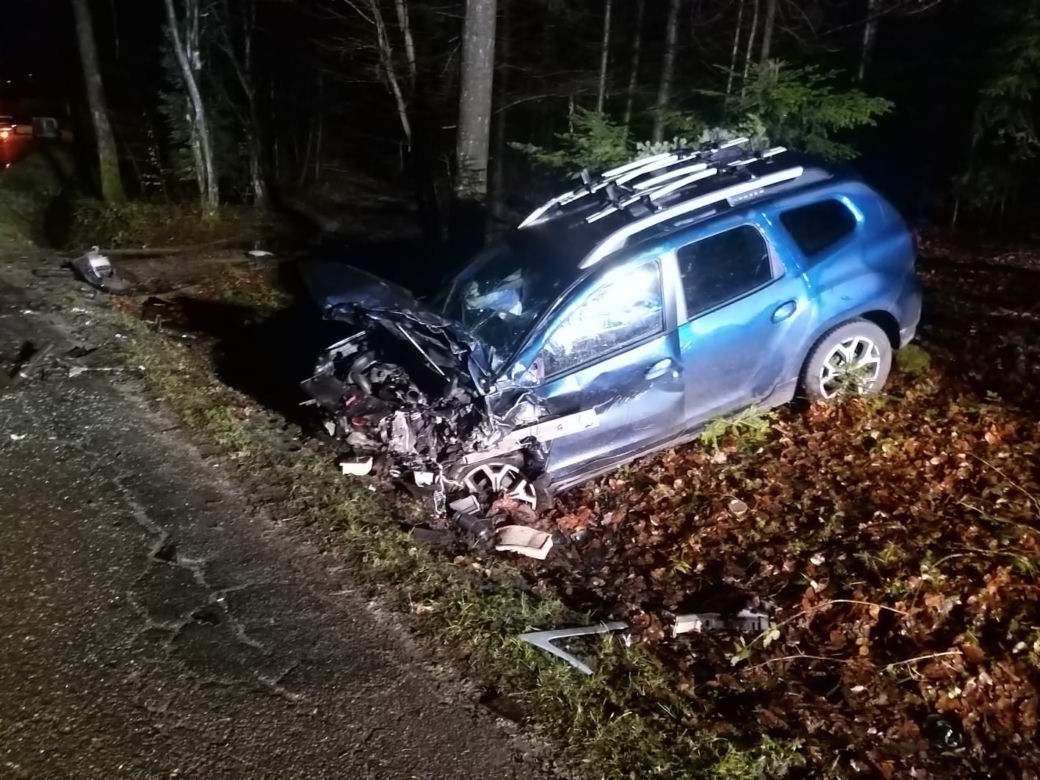 Czołowe zderzenie fiata z dacią pod Tarnowem. Oba auta skończyły w rowach melioracyjnych