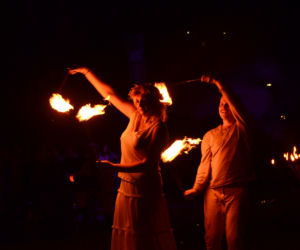 Pokaz fireshow w wykonaniu tancerzy i tancerek Teatru Ognia „Mantra” z Makowa Mazowieckiego