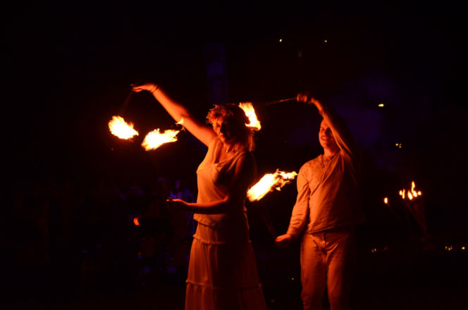 Pokaz fireshow w wykonaniu tancerzy i tancerek Teatru Ognia „Mantra” z Makowa Mazowieckiego