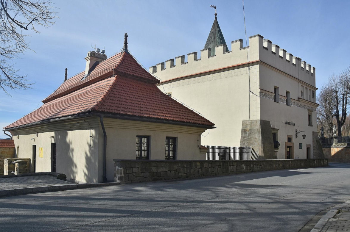 To jeden z najpiękniejszych domów w Małopolsce. Kiedyś był dworem obronnym, dziś zachwyca turystów
