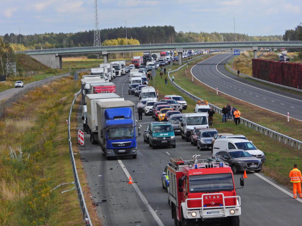 Zablokowana A2. Osobówka zderzyła się z tirem