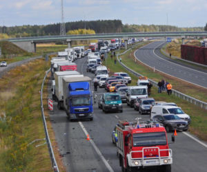 Zablokowana A2. Osobówka zderzyła się z tirem
