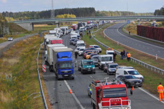 Zablokowana A2. Osobówka zderzyła się z tirem