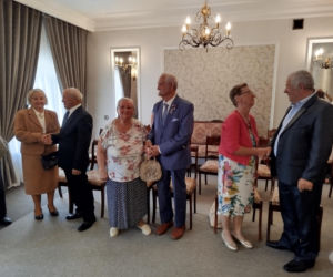 Pamiątkowe medale, legitymacje i kwiaty z okazji 50-lecia pożycia małżeńskiego odebrało w Siedlcach osiem par