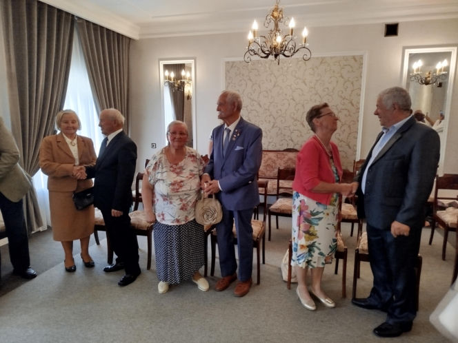 Pamiątkowe medale, legitymacje i kwiaty z okazji 50-lecia pożycia małżeńskiego odebrało w Siedlcach osiem par