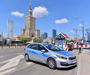 Wjechał do centrum na traktorze. Otoczyła go policja
