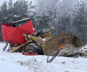 Pociąg zmiażdżył koparkę na Mazowszu.  Siła uderzenia była ogromna!