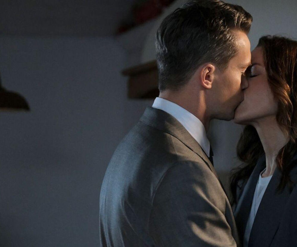 Zbliżenie na namiętny pocałunek Jakuba (Krzysztof Kwiatkowski) i Martyny (Magdalena Turczeniewicz) z serialu M jak miłość. Zdjęcie ilustruje scenę, w której Martyna wymusza pocałunek na Jakubie. Więcej o ich relacji dowiesz się na Super Seriale.