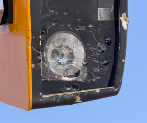 130 tys. zł na naprawy fotoradaru w Al. Jerozolimskich. Znowu został zniszczony. Monitoring nagrał wandala