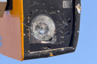 130 tys. zł na naprawy fotoradaru w Al. Jerozolimskich. Znowu został zniszczony. Monitoring nagrał wandala