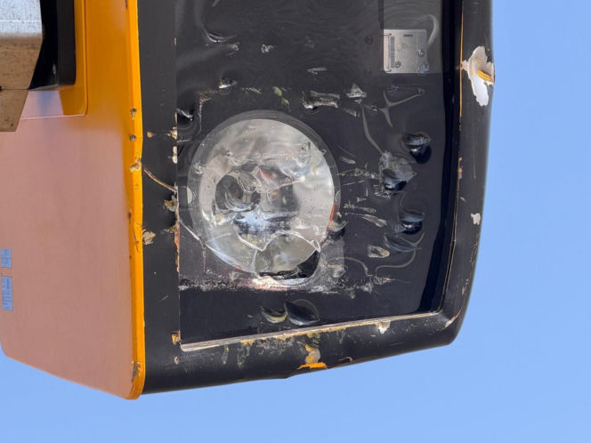 130 tys. zł na naprawy fotoradaru w Al. Jerozolimskich. Znowu został zniszczony. Monitoring nagrał wandala