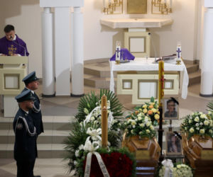 Białe i czerwone róże przykryły grób ofiar tragedii ze Skawiny. Poruszające pożegnanie