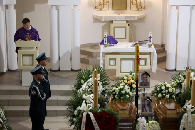 Białe i czerwone róże przykryły grób ofiar tragedii ze Skawiny. Poruszające pożegnanie