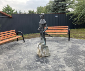 Pomnik sikającego rycerza w nowym miejscu