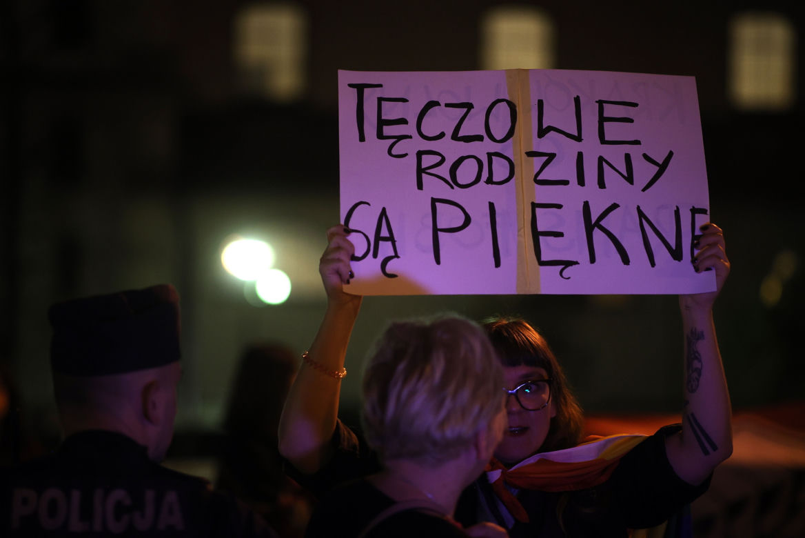Protesty przed Wawelem w miesięcznice pogrzebu pary prezydenckiej