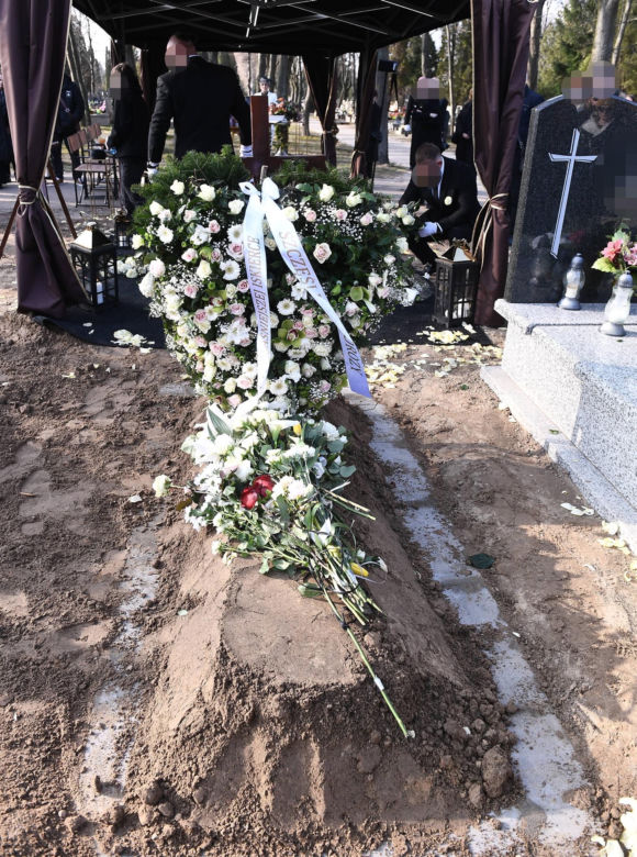 Przejmujący widok na grobie Lizy. To miejsce wyróżnia się na cmentarzu
