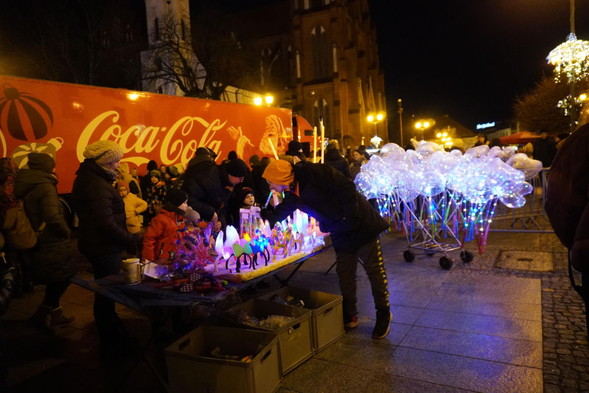 Ciężarówka Coca-cola w Białymstoku! Świąteczna atrakcja przyciągnęła tłumy mieszkańców na Rynek Kościuszki