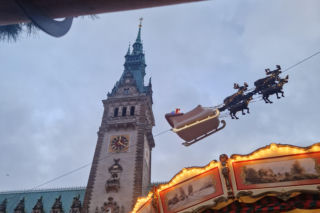 Jarmarki świąteczne: Gdańsk czy Hamburg? Latający Mikołaj kontra swojska kuchnia