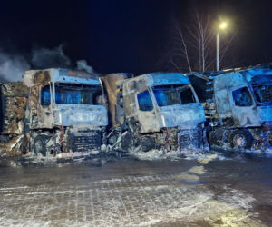 Pożar w Paniówkach. Paliły się ciężarówki na parkingu
