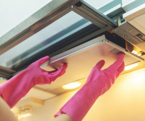 Wymieszaj z ciepłą wodą 1:1 i spryskaj brudny okap kuchenny. Stary tłuszcz rozpuści się bez szorowania. Czyszczenie okapu