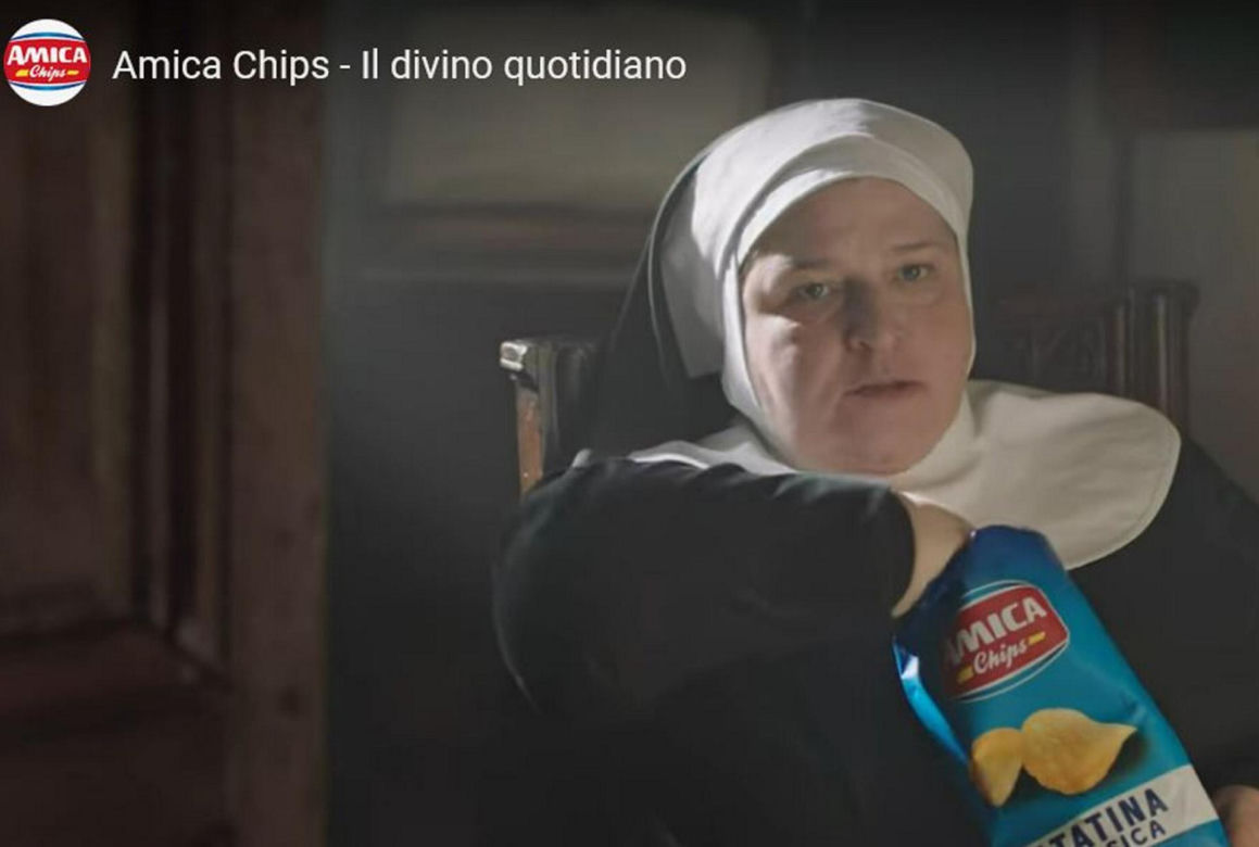 Wielki skandal po reklamie! Zakonnice zamiast hostii jedzą chipsy. I bardzo się cieszą!