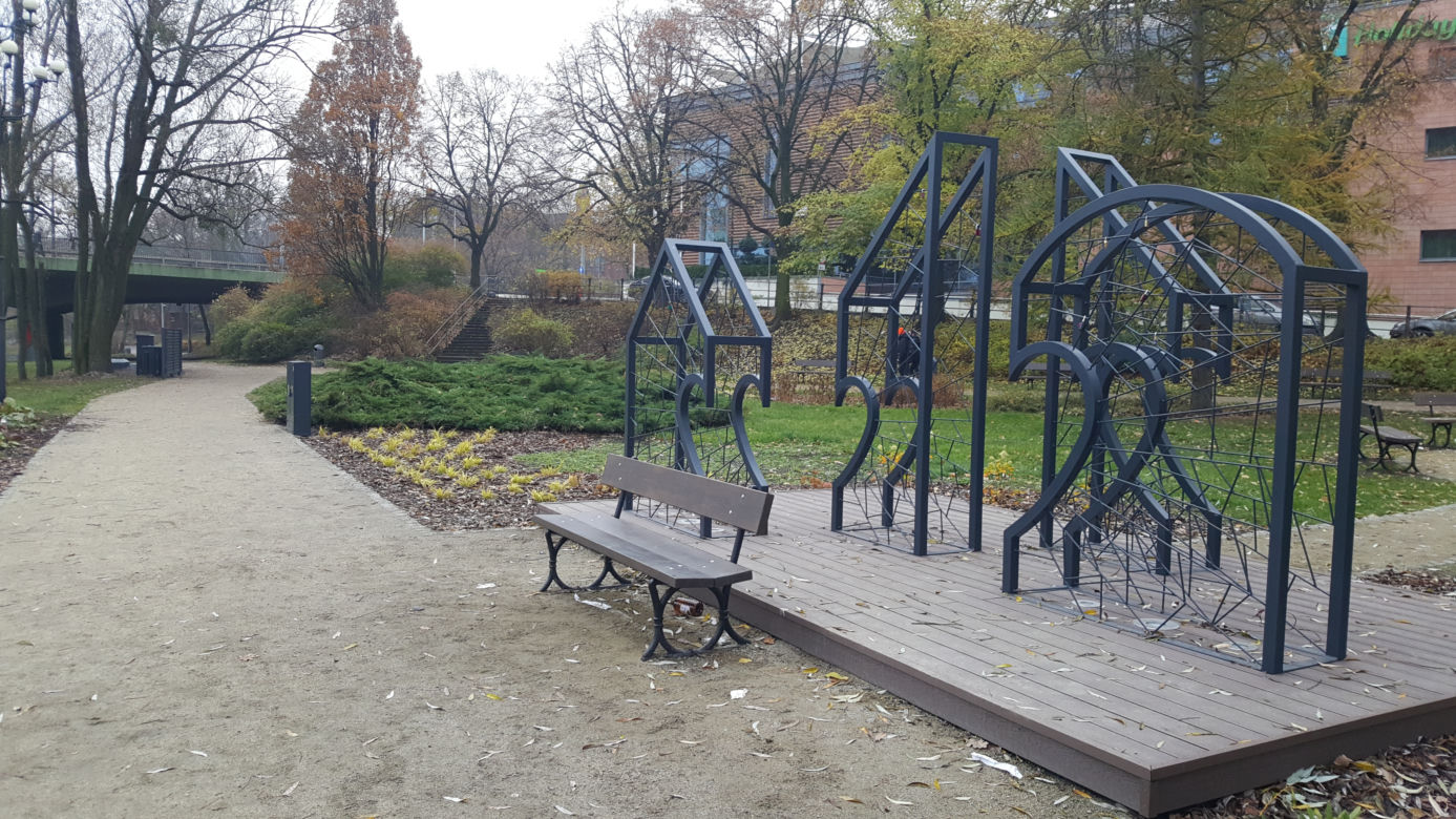Kłódki miłości na nowej instalacji w centrum Bydgoszczy