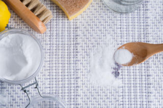 Wymieszaj i obficie posyp po dywanie. Następnego dnia w całym mieszkaniu będzie pachnieć świętami. Dzięki temu zapach utrzyma się dwa razy dłużej