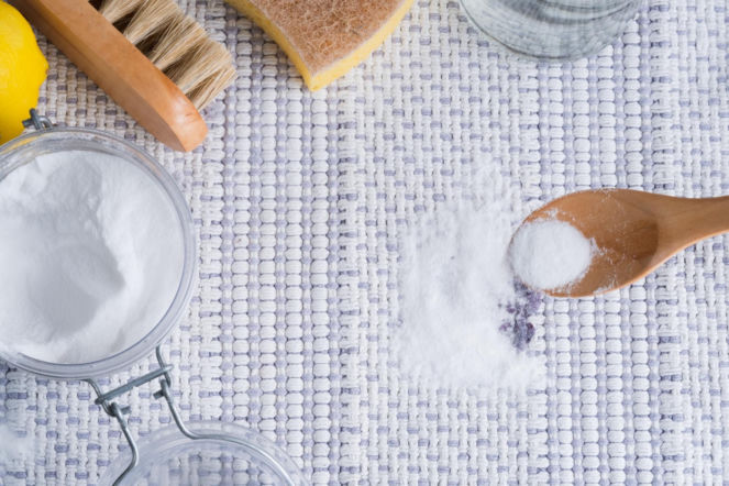 Rozsyp to po dywanie, a w mieszkaniu zrobi się lepiej. Jeden szczegół sprawi, że znów zapanuje przyjemny zapach, a mąż przestanie pytać. co tak śmierdzi   