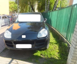 Samochody parkujące na trawnikach w Warszawie [ZDJĘCIA]
