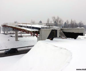 Mimo zimy trwa budowa kładek dla pieszych na Południu i Ustroniu. 