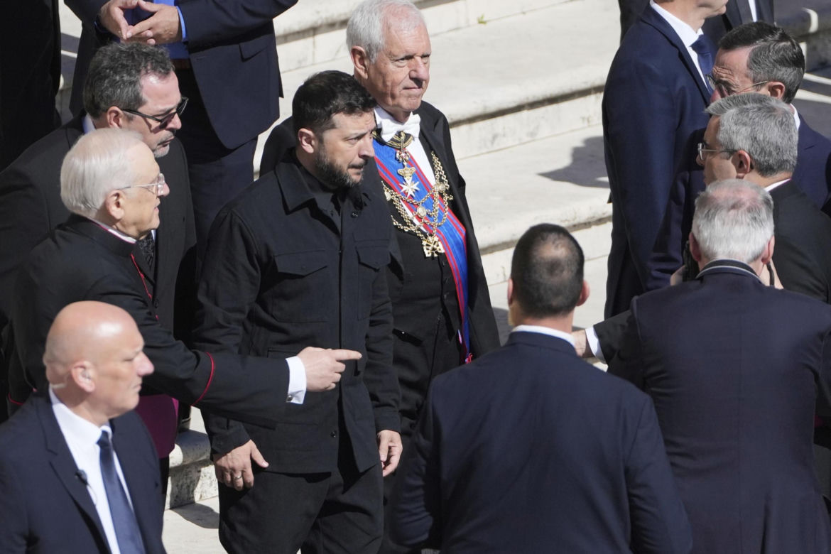 Trump i Zełenski złamali zasady na pogrzebie Franciszka