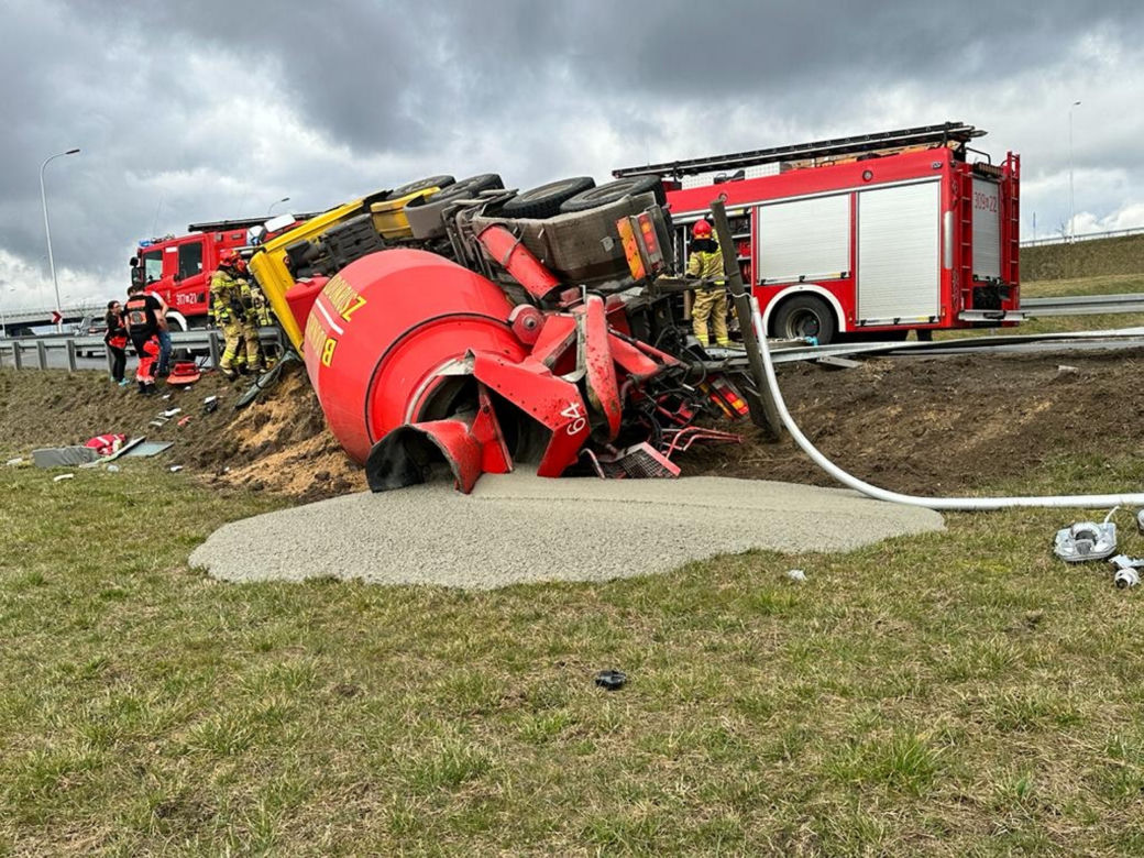 Kierowca zakleszczony w pojeździe, a na jezdni rozlany beton. Przerażająca kolizja przy węźle Opacz