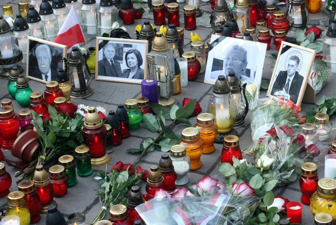 Morze łez, setki krakowian na ulicach. Tak żegnano ofiary katastrofy smoleńskiej 10 lat temu