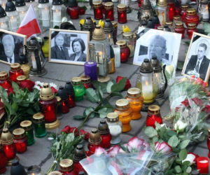 Morze łez, setki krakowian na ulicach. Tak żegnano ofiary katastrofy smoleńskiej 10 lat temu