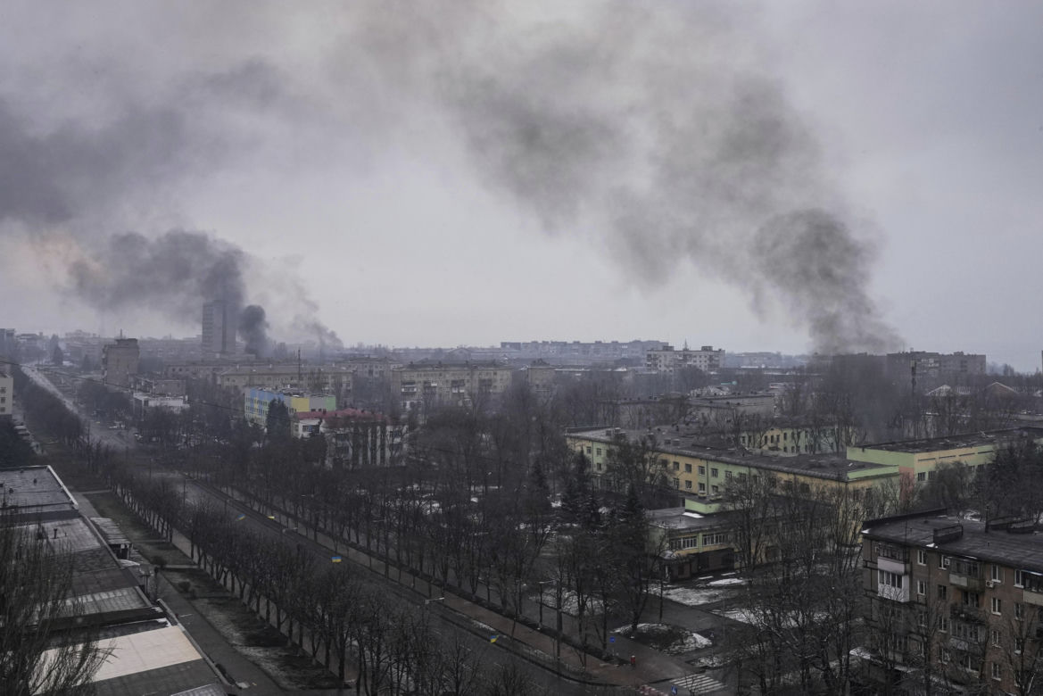 Rosjanie "czyszczą" Mariupol ze zwłok i gruzów. Szykują tam "karnawał zwycięstwa"