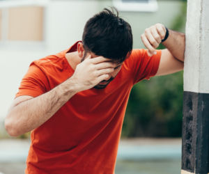 Masz zadyszkę podczas wnoszeniu zakupów? Te proste ćwiczenia w domu ułatwią codzienne obowiązki