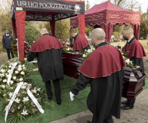 Pogrzeb Antoniego Gucwińskiego, złożenie trumny do grobu.