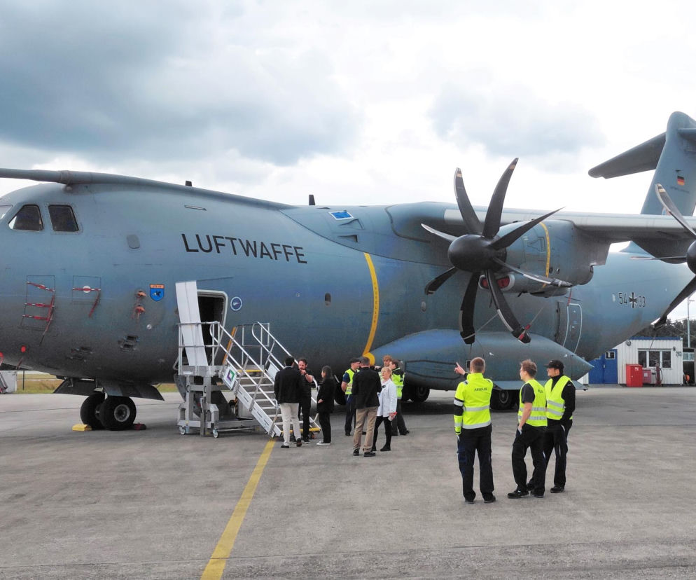 Samolot Airbus A400M Luftwaffe na lotnisku z obsługą naziemną. O planach zakupu maszyn pisze SE Portal Obronny.