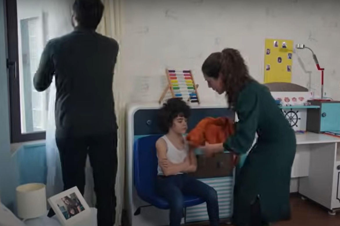 Seher i Yaman wejdą do pokoju, kiedy malec będzie realizował swój plan 