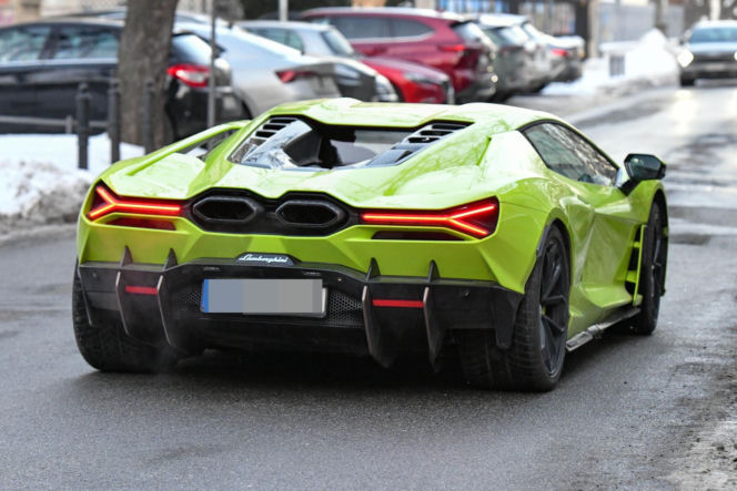 Klaudia Halejcio, mąż jej otworzył auto za całusa