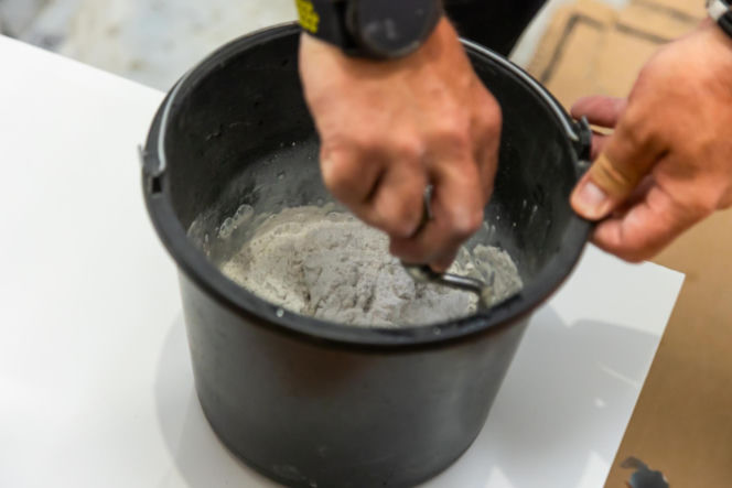 Murator Remontuje, Klejenie i fugowanie płytek
