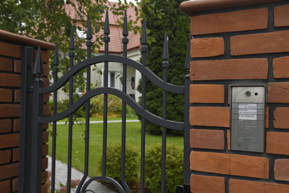 Rodzice puszczają dzieci na ulicę, bo… proboszcz wprowadził abonament za parking. "Gdzie teraz mamy parkować?"